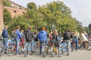 Krakow, Polonya - 24 Eylül 2019: Wawe 'yi izleyen turistler
