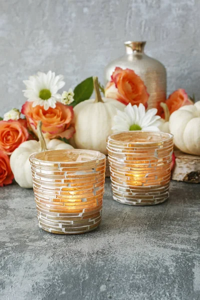 Décoration aux citrouilles blanches (baby boo), roses et dahlias . — Photo