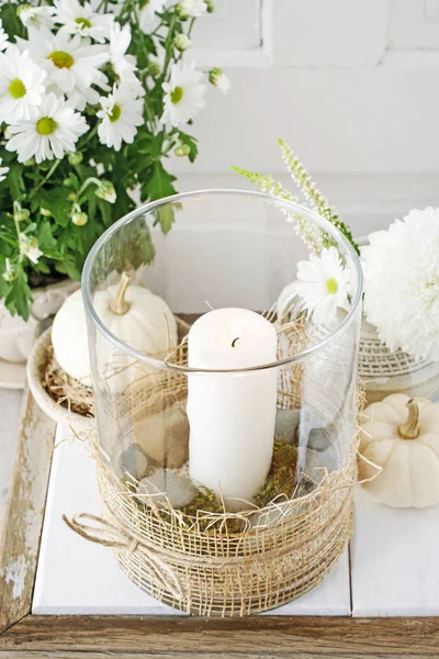 Décoration simple et naturelle whit chrysanthème et dahlia fl — Photo