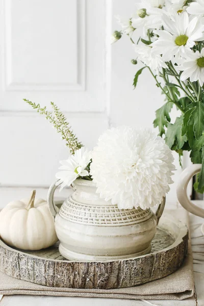Naturalne, proste dekoracje domu whit chryzantemy i dahlia fl — Zdjęcie stockowe