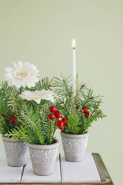 Gerbera çiçekleriyle Noel için basit bir masa süsü ve...