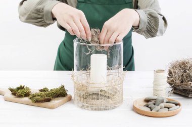 Kadın nasıl doğal, basit ev dekorasyonu yapılacağını gösteriyor.