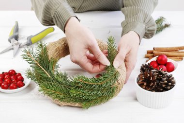 Kadınlar klasik Noel çelengi yapmayı öğretiyor.