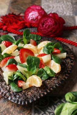 Kivili ve portakallı meyve salatası..