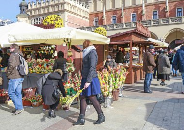 Krakow, Polonya - 17 Mart 2010: Ana Panayırda Yıllık Paskalya Festivali 