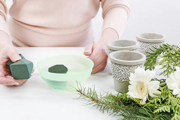 Wwoman muestra cómo hacer una decoración de mesa simple para Navidad —  Fotos de Stock