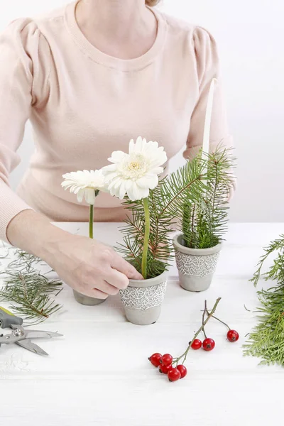 Wwoman muestra cómo hacer una decoración de mesa simple para Navidad — Foto de Stock