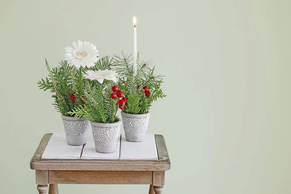 Semplice decorazione da tavola per Natale con fiori di gerbera e f — Foto Stock