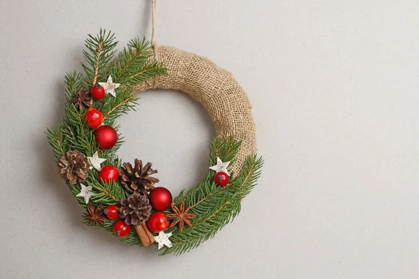 Woman shows how to make classic Christmas door wreath — Stock Photo, Image