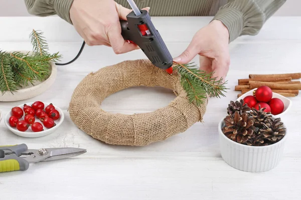 Woman shows how to make classic Christmas door wreath — Stock Photo, Image