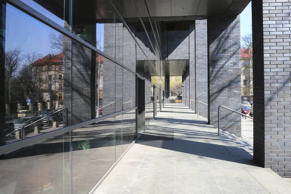 波兰克拉科夫- 2019年3月12日：现代建筑中的走廊 — 图库照片