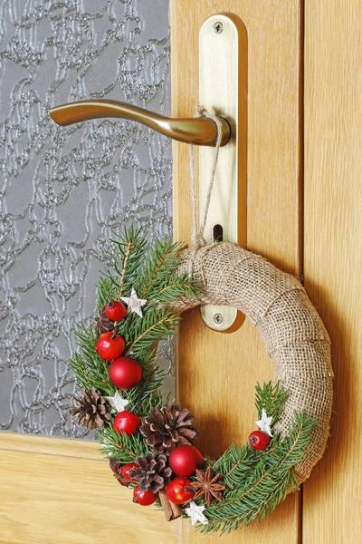 Grinalda porta de Natal clássico com galhos de abeto, bolas vermelhas, pequeno a — Fotografia de Stock