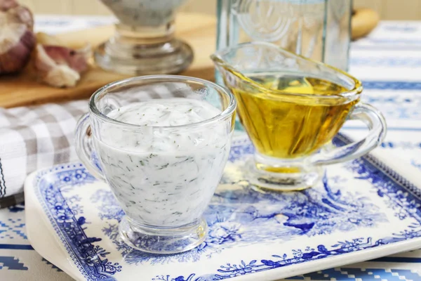 Sauce au yaourt Tzatziki dans une petite saucière et olive d'huile . — Photo