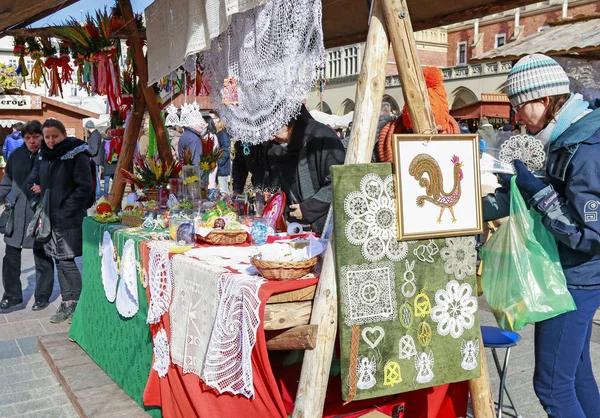 KRAKOW, POLONIA - 17 de marzo de 2010: Feria anual de Pascua en el Main —  Fotos de Stock