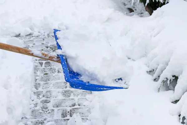 Hombre quitando nieve de la acera después de la tormenta de nieve . — Foto de Stock