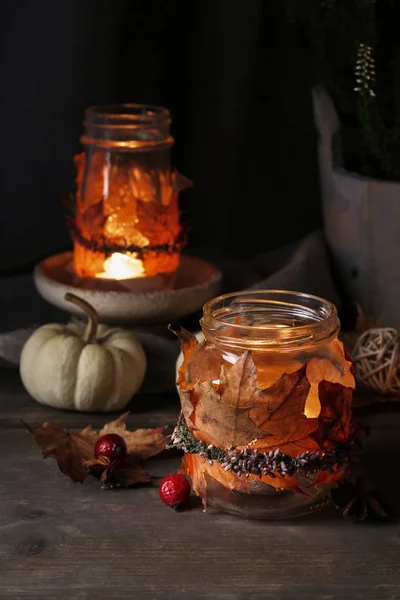 Herbst-Laternengläser mit bunten Blättern und Heidekraut dekoriert — Stockfoto