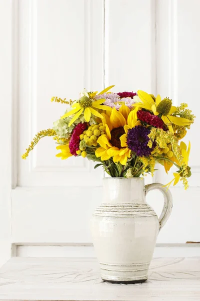 Strauß bunter Sommerblumen. — Stockfoto