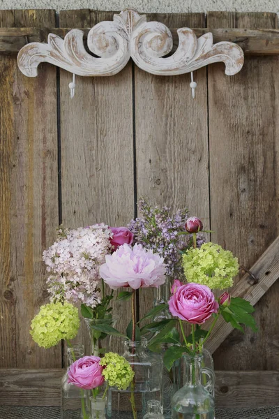 Bloemstuk met roze rozen, pioenrozen, lila en viburnum — Stockfoto