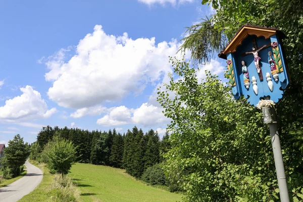 Krynica Zdroj, Polska - 30 lipca 2016: Drewniana przydrożna świątynia wi — Zdjęcie stockowe