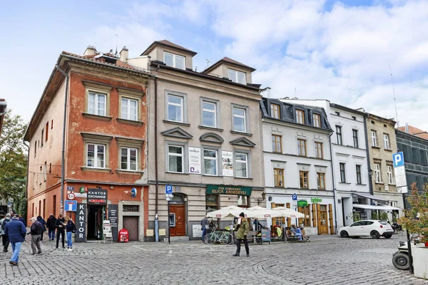 KRAKOW, POLONIA - 04 DE OCTUBRE DE 2019: Coloridos edificios de Szeroka —  Fotos de Stock