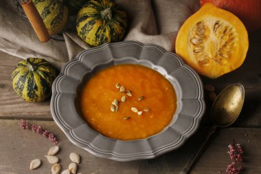 ahşap masa üzerinde seramik tabak kabak kremalı çorba나무 테이블에 세라믹 접시에 호박 크림 수프.