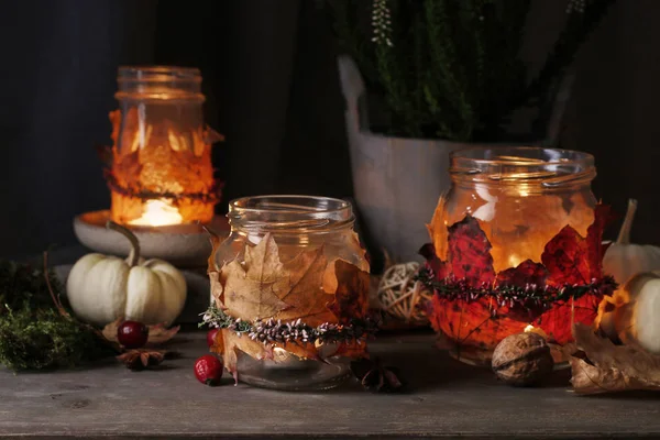 Pots de lanterne d'automne décorés avec des feuilles colorées et bruyère w — Photo