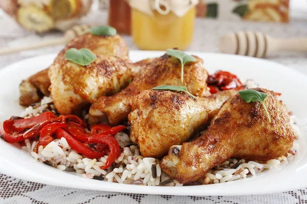 Indian cuisine: roasted chicken with rice and vegetables. — Stock Photo, Image