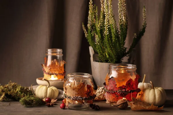 Pots de lanterne d'automne décorés avec des feuilles colorées et bruyère w — Photo