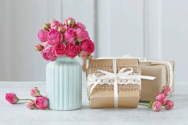 Ramo de rosas rosadas en jarrón de cerámica azul. Motivo de la postal . — Foto de Stock