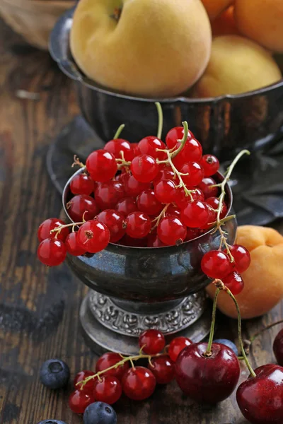 Fruits de groseille rouge (ribes rubrum) dans un vieux bol en argent — Photo