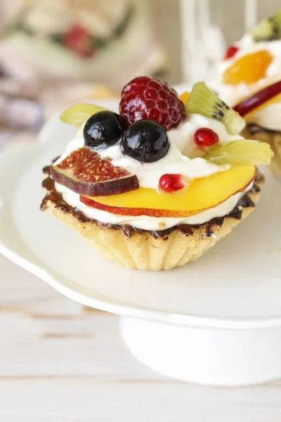 Bellissimi cupcake decorati con frutta fresca: uva, pesca, o — Foto Stock