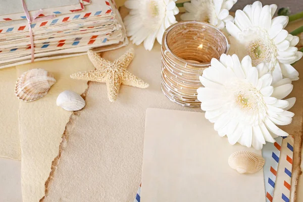 Vintage brieven, papieren kaarten en bloemen op tafel — Stockfoto