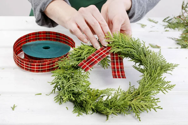 Come fare tradizionale ghirlanda porta di Natale con ramoscelli thuja — Foto Stock