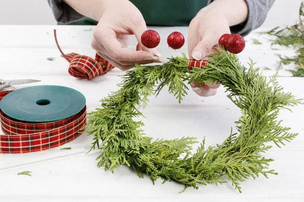 Come fare tradizionale ghirlanda porta di Natale con ramoscelli thuja — Foto Stock