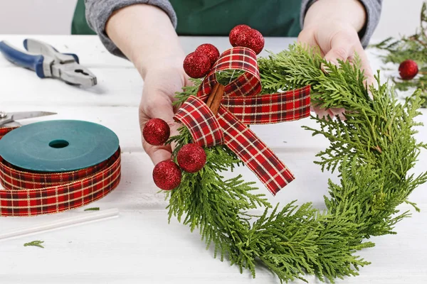 Como fazer coroa de porta de Natal tradicional com galhos thuja — Fotografia de Stock