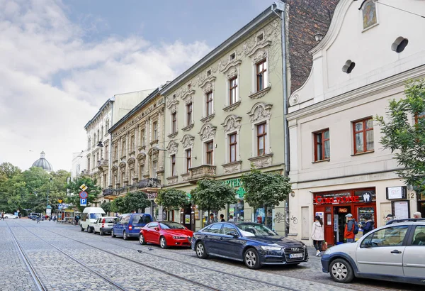 Krakow, Polen - 18 september 2019: Gamla bostäder vid Karmelicka — Stockfoto