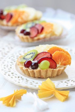 Taze meyvelerle süslenmiş güzel kekler: üzüm, şeftali, o