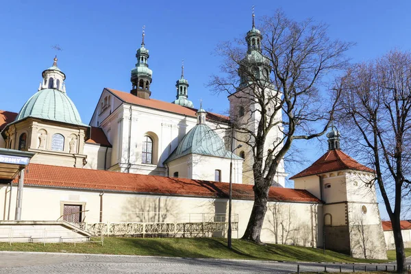 KALWARIA-ZEBRZYDOWSKA, POLONIA - 09 OTTOBRE 2019: Basilica, arco — Foto Stock