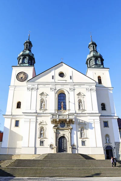 KALWARIA-ZEBRZYDOWSKA, POLONIA - 09 OTTOBRE 2019: Basilica, arco — Foto Stock