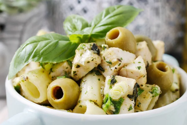 Salada de frango mediterrânea com legumes e penne . — Fotografia de Stock