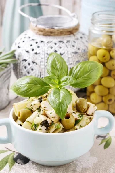 Mediterranean chicken salad with vegetables and penne. — Stock Photo, Image
