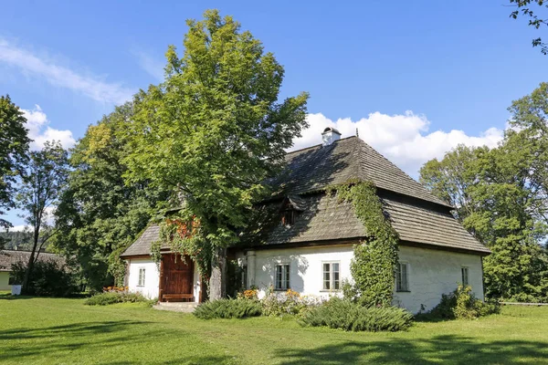 LOPUSZNA, POLAND - SEPTEMBER 12, 2019: A historic wooden manor t — Stock Photo, Image