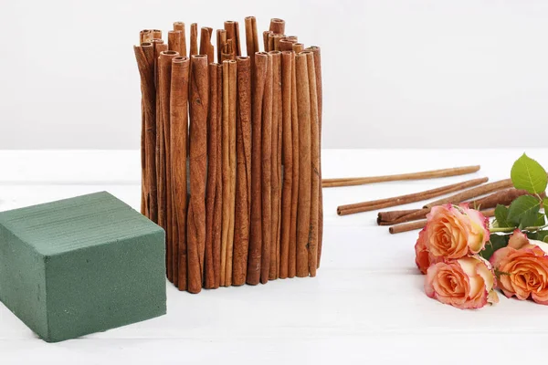 How to make floral arrangement with roses and cinnamon sticks — Stock Photo, Image
