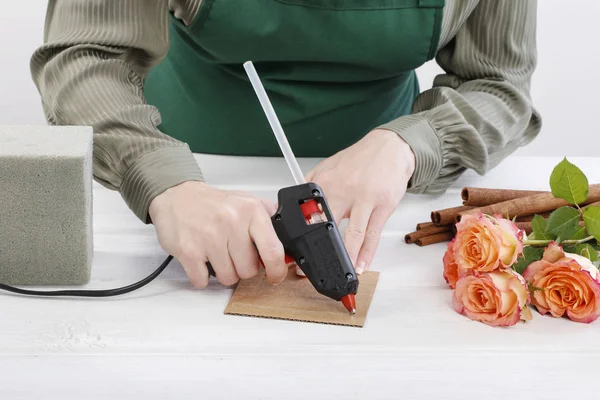 Cómo hacer arreglos florales con rosas y palitos de canela. —  Fotos de Stock