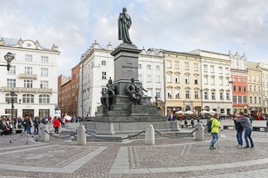Krakow, Polonya - 18 Eylül 2019: Adam Mickiewicz heykeli