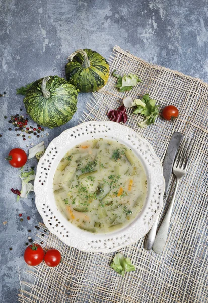 Тарелка овощного супа на сером, каменном фоне . — стоковое фото