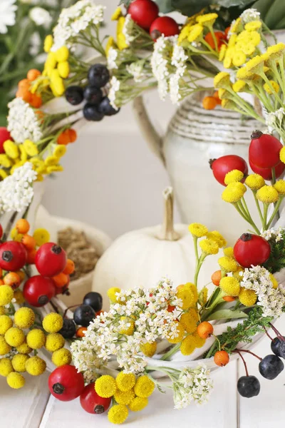 Autumn wreath with rose hip, tansy and spiraea on white wooden b — 스톡 사진