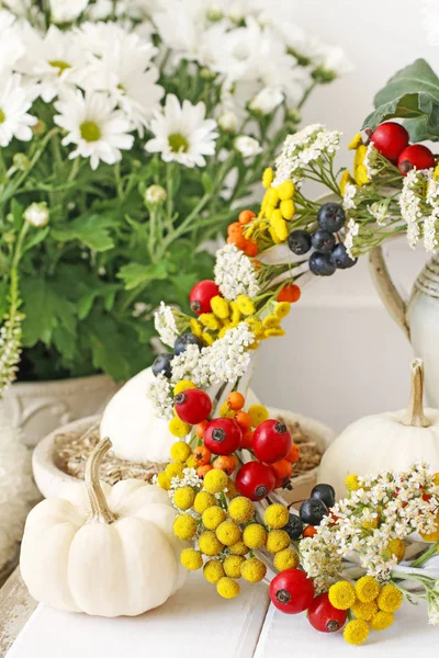 Autumn wreath with rose hip, tansy and spiraea on white wooden b — Stock Photo, Image