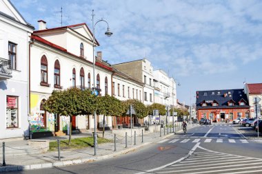 Kety, Polonya - 26 Ekim 2019: S çevresindeki renkli konutlar