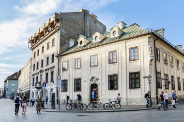 Krakow, Polonya - 18 Eylül 2019: Şehir merkezindeki eski apartmanlar